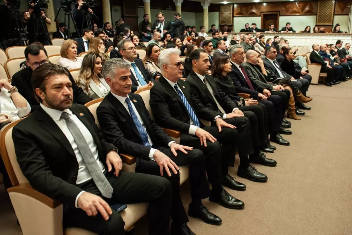 Tamer Karadağlı Azərbaycandan mükafat alıb.